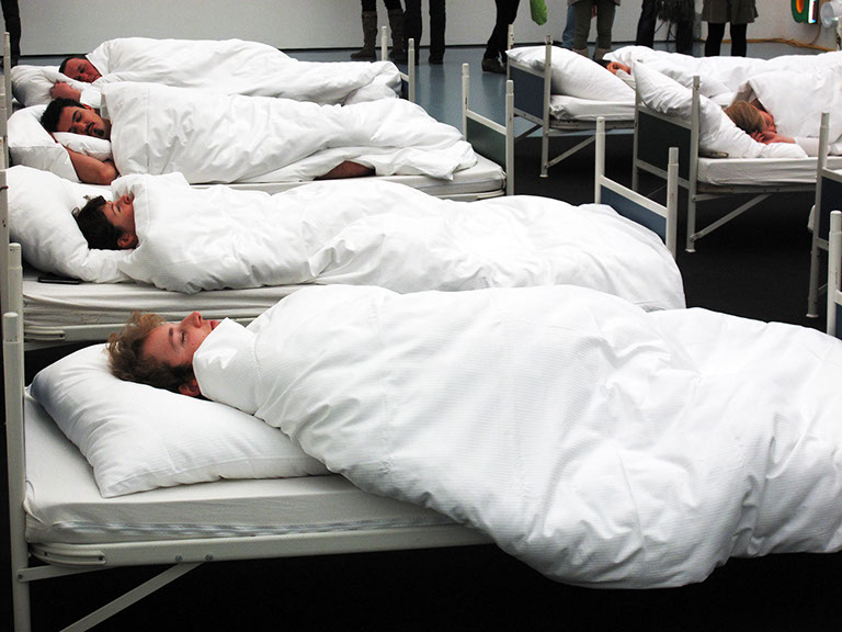 8 performer have been sleeping, 8 freiwillige Performerinnen/Performer schlafen 4 Stunden 5 Minuten lang bei der "GROSSE 2013".