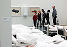 8 performer have been sleeping, 8 freiwillige Performerinnen/Performer schlafen 4 Stunden 5 Minuten lang bei der "GROSSE 2013".