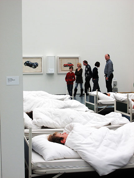 8 performer have been sleeping, 8 freiwillige Performerinnen/Performer schlafen 4 Stunden 5 Minuten lang bei der "GROSSE 2013".