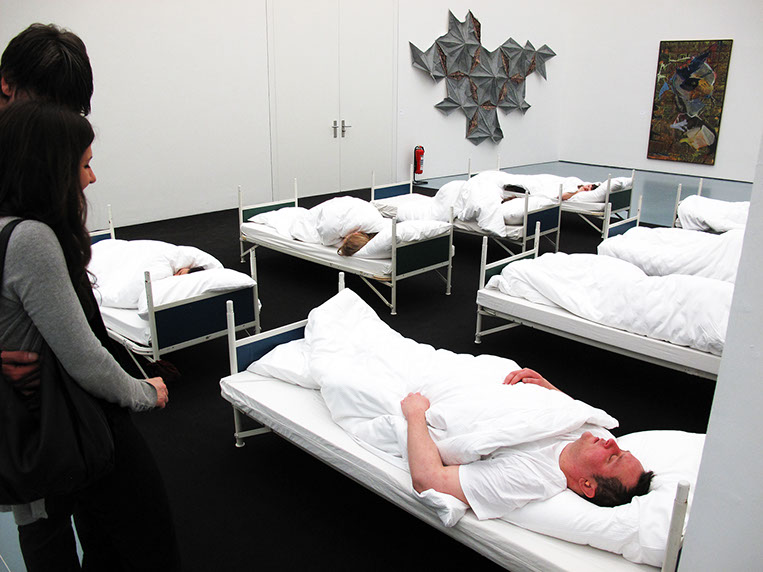 8 performer have been sleeping, 8 freiwillige Performerinnen/Performer schlafen 4 Stunden 5 Minuten lang bei der "GROSSE 2013".