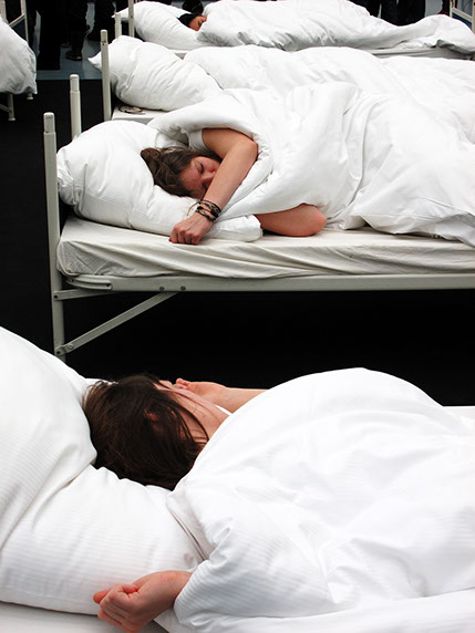 8 performer have been sleeping, 8 freiwillige Performerinnen/Performer schlafen 4 Stunden 5 Minuten lang bei der "GROSSE 2013".