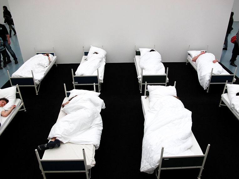 8 performer have been sleeping, 8 freiwillige Performerinnen/Performer schlafen 4 Stunden 5 Minuten lang bei der "GROSSE 2013".