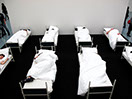 8 performer have been sleeping, 8 freiwillige Performerinnen/Performer schlafen 4 Stunden 5 Minuten lang bei der "GROSSE 2013".