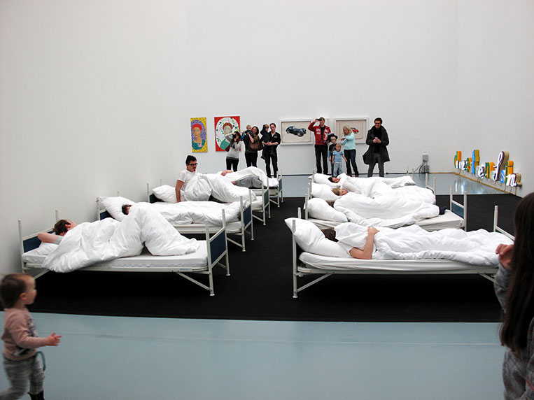 8 performer have been sleeping, 8 freiwillige Performerinnen/Performer schlafen 4 Stunden 5 Minuten lang bei der "GROSSE 2013".