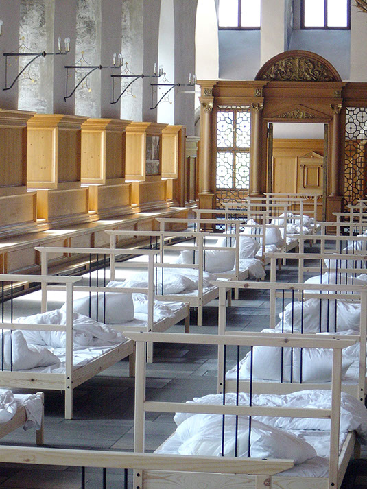 40 performer have been sleeping from 7 p.m. to 11 p.m. Blaue-Nacht-Art Competition 2009&nbsp; Nürnberg, Germany