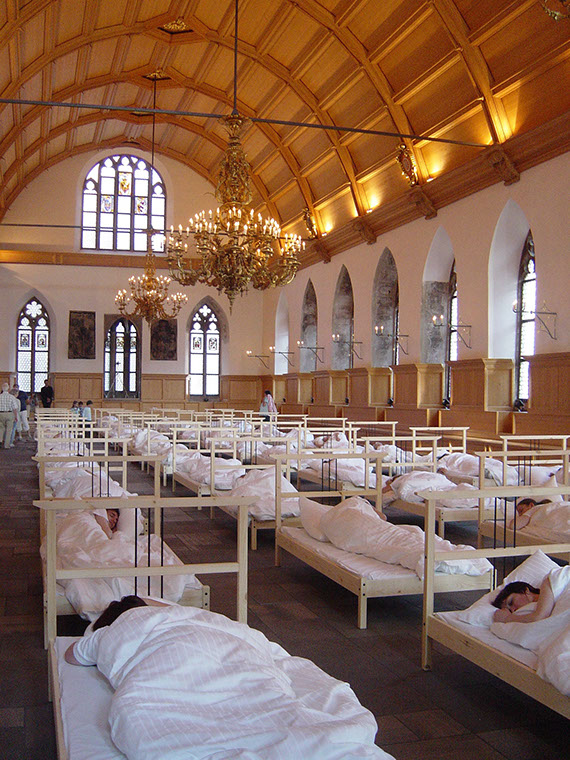 40 performer have been sleeping from 7 p.m. to 11 p.m. Blaue-Nacht-Art Competition 2009&nbsp; Nürnberg, Germany