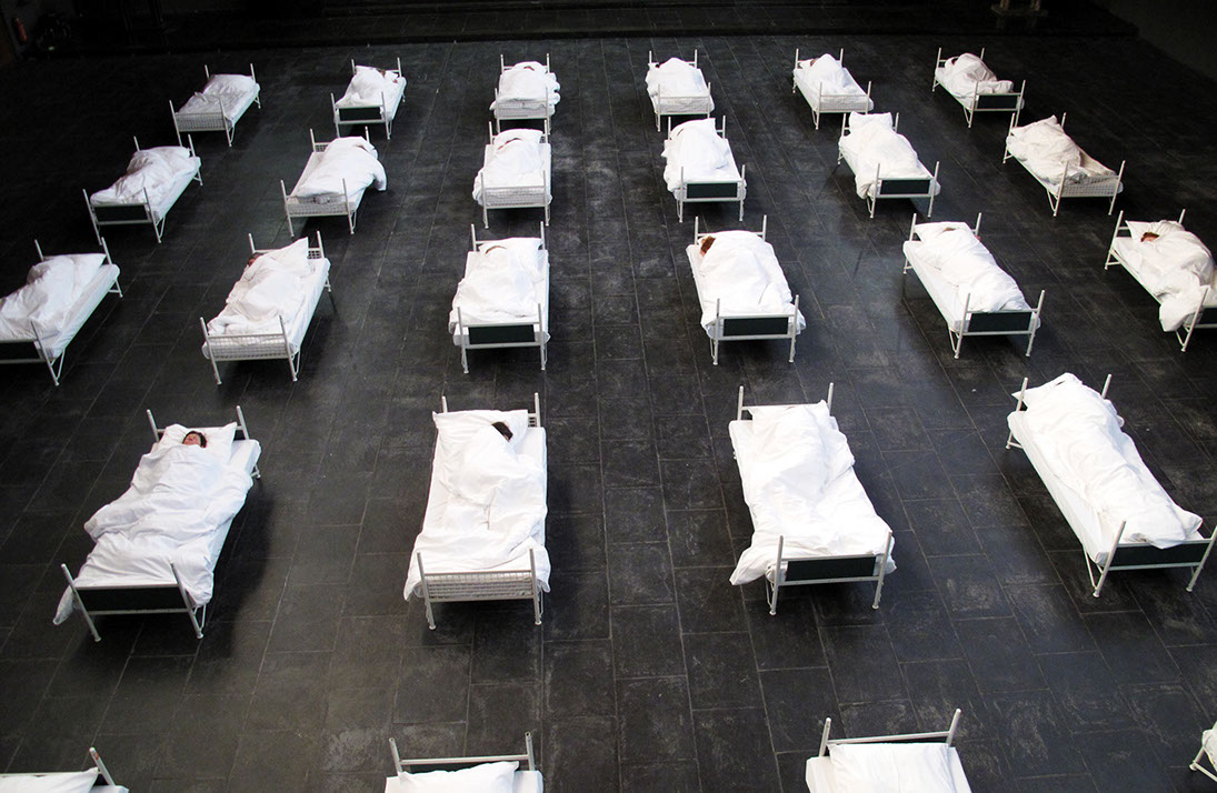 23 performer have been sleeping from 3 p.m. to 7 p.m. 23 freiwillige Performerinnen/Performer schlafen 4 Stunden lang bei der "1. Ruhrbiennale".