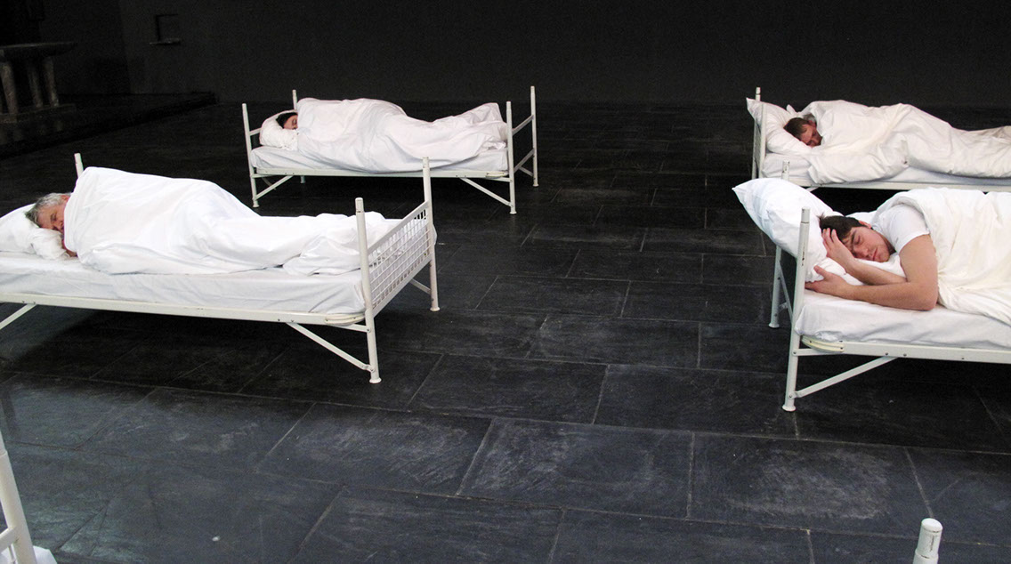 23 performer have been sleeping from 3 p.m. to 7 p.m. 23 freiwillige Performerinnen/Performer schlafen 4 Stunden lang bei der "1. Ruhrbiennale".