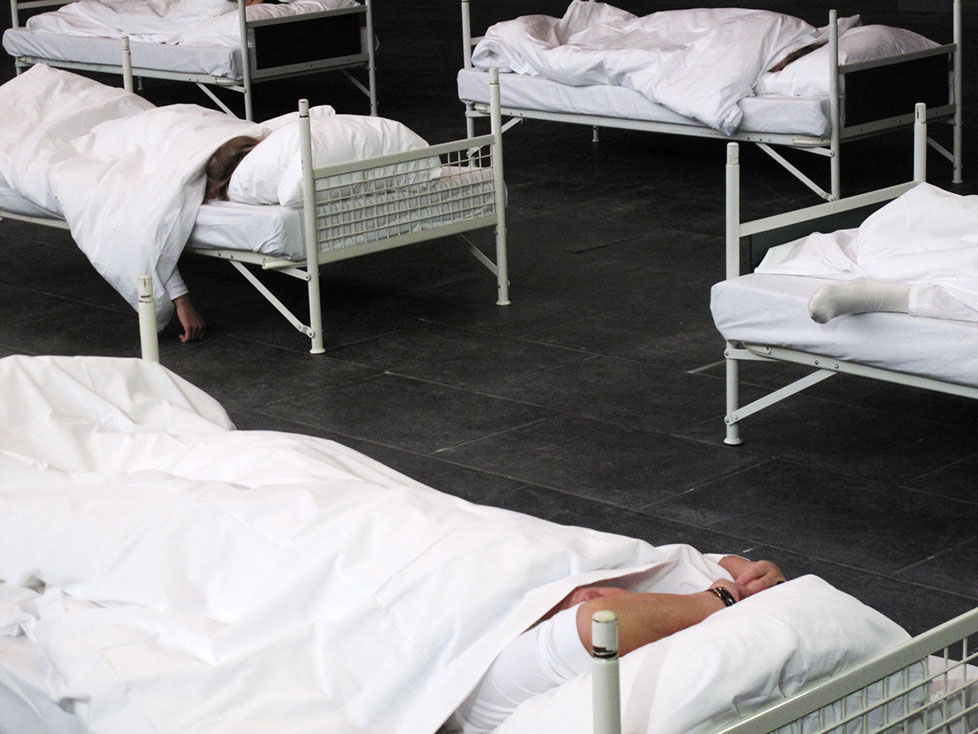 23 performer have been sleeping from 3 p.m. to 7 p.m. 23 freiwillige Performerinnen/Performer schlafen 4 Stunden lang bei der "1. Ruhrbiennale".