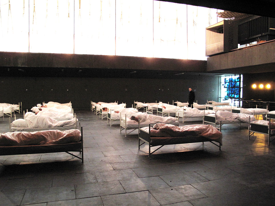 23 performer have been sleeping from 3 p.m. to 7 p.m. 23 freiwillige Performerinnen/Performer schlafen 4 Stunden lang bei der "1. Ruhrbiennale".