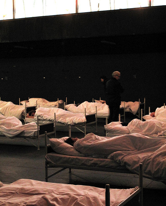 23 performer have been sleeping from 3 p.m. to 7 p.m. 23 freiwillige Performerinnen/Performer schlafen 4 Stunden lang bei der "1. Ruhrbiennale".