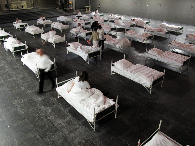 23 performer have been sleeping from 3 p.m. to 7 p.m. 23 freiwillige Performerinnen/Performer schlafen 4 Stunden lang bei der "1. Ruhrbiennale".