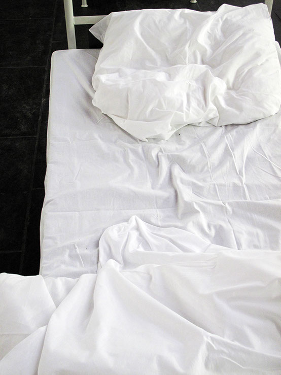 23 performer have been sleeping from 3 p.m. to 7 p.m. 23 freiwillige Performerinnen/Performer schlafen 4 Stunden lang bei der "1. Ruhrbiennale".