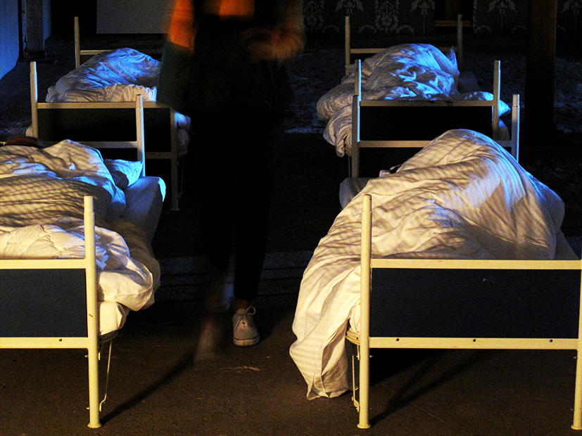 16 performer have been sleeping. 16 freiwillige Performerinnen/Performer schlafen 4 Stunden lang bei der OSTRALE´014.