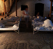 16 performer have been sleeping. 16 freiwillige Performerinnen/Performer schlafen 4 Stunden lang bei der OSTRALE´014.