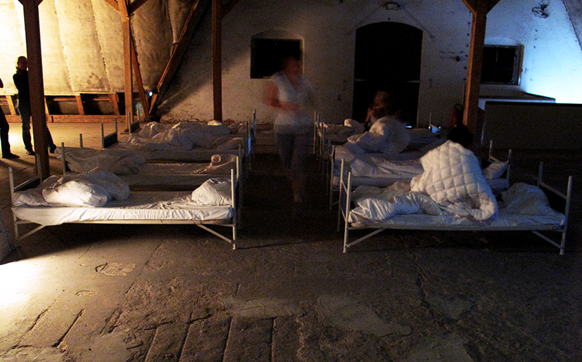 16 performer have been sleeping. 16 freiwillige Performerinnen/Performer schlafen 4 Stunden lang bei der OSTRALE´014.