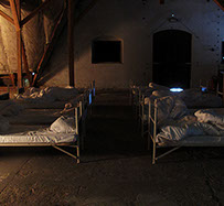 16 performer have been sleeping. 16 freiwillige Performerinnen/Performer schlafen 4 Stunden lang bei der OSTRALE´014.