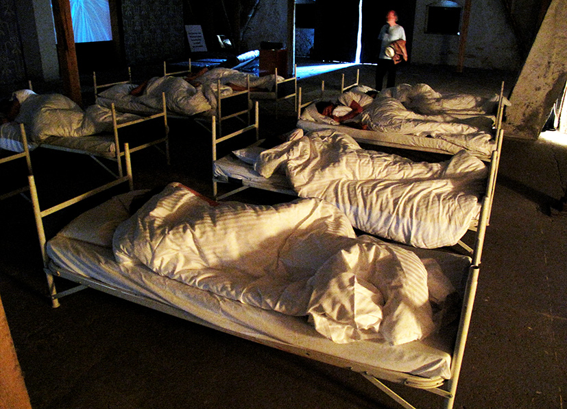 16 performer have been sleeping. 16 freiwillige Performerinnen/Performer schlafen 4 Stunden lang bei der OSTRALE´014.