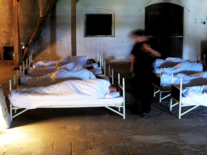 16 performer have been sleeping. 16 freiwillige Performerinnen/Performer schlafen 4 Stunden lang bei der OSTRALE´014.