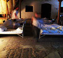16 performer have been sleeping. 16 freiwillige Performerinnen/Performer schlafen 4 Stunden lang bei der OSTRALE´014.