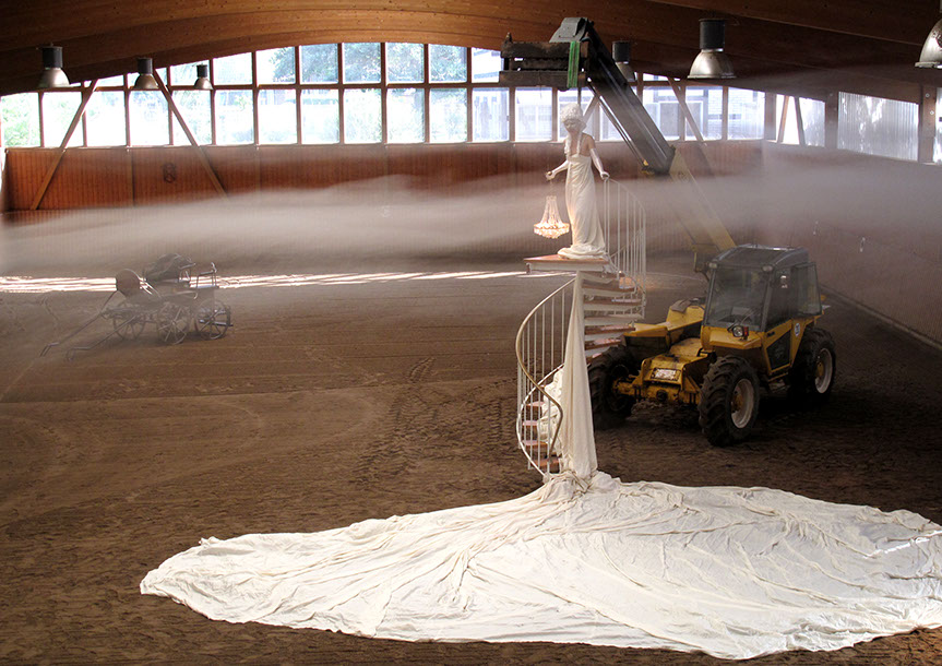 A performer sings Arie, „I know that my Redeemer liveth“ G. F. Händel.