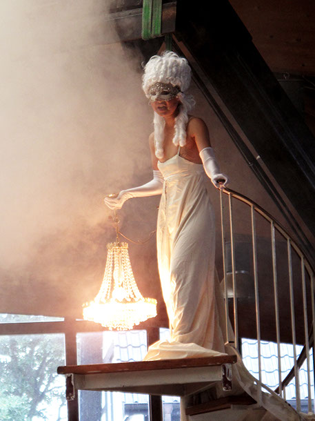 A performer sings Arie, „I know that my Redeemer liveth“ G. F. Händel.