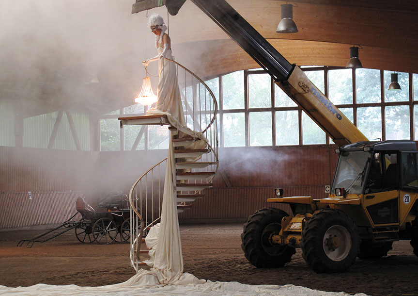 A performer sings Arie, „I know that my Redeemer liveth“ G. F. Händel.