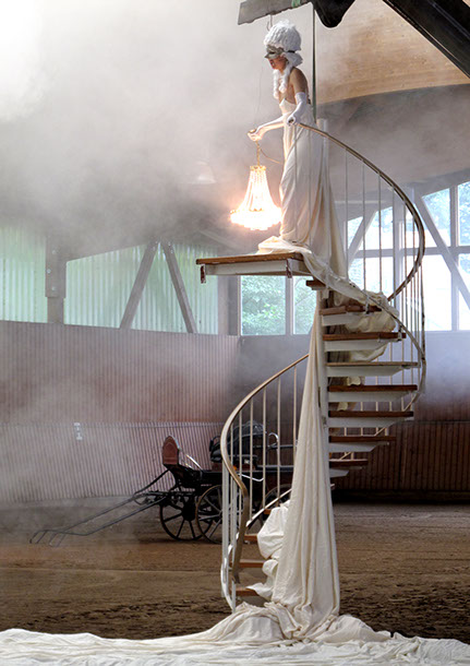 A performer sings Arie, „I know that my Redeemer liveth“ G. F. Händel.