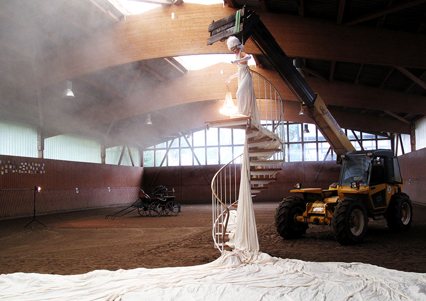 A performer sings Arie, „I know that my Redeemer liveth“ G. F. Händel.