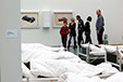 8 performer have been sleeping, 8 freiwillige Performerinnen/Performer schlafen 4 Stunden 5 Minuten lang bei der "GROSSE 2013".