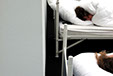 8 performer have been sleeping, 8 freiwillige Performerinnen/Performer schlafen 4 Stunden 5 Minuten lang bei der "GROSSE 2013".
