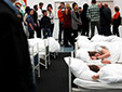 8 performer have been sleeping, 8 freiwillige Performerinnen/Performer schlafen 4 Stunden 5 Minuten lang bei der "GROSSE 2013".