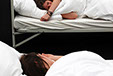 8 performer have been sleeping, 8 freiwillige Performerinnen/Performer schlafen 4 Stunden 5 Minuten lang bei der "GROSSE 2013".