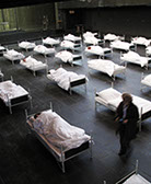 23 performer have been sleeping from 3 p.m. to 7 p.m. 23 freiwillige Performerinnen/Performer schlafen 4 Stunden lang bei der "1. Ruhrbiennale".