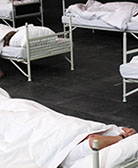 23 performer have been sleeping from 3 p.m. to 7 p.m. 23 freiwillige Performerinnen/Performer schlafen 4 Stunden lang bei der "1. Ruhrbiennale".