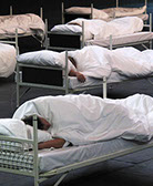23 performer have been sleeping from 3 p.m. to 7 p.m. 23 freiwillige Performerinnen/Performer schlafen 4 Stunden lang bei der "1. Ruhrbiennale".