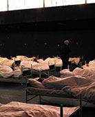 23 performer have been sleeping from 3 p.m. to 7 p.m. 23 freiwillige Performerinnen/Performer schlafen 4 Stunden lang bei der "1. Ruhrbiennale".