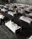 23 performer have been sleeping from 3 p.m. to 7 p.m. 23 freiwillige Performerinnen/Performer schlafen 4 Stunden lang bei der "1. Ruhrbiennale".