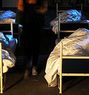 16 performer have been sleeping. 16 freiwillige Performerinnen/Performer schlafen 4 Stunden lang bei der OSTRALE´014.