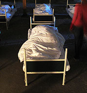 16 performer have been sleeping. 16 freiwillige Performerinnen/Performer schlafen 4 Stunden lang bei der OSTRALE´014.