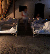 16 performer have been sleeping. 16 freiwillige Performerinnen/Performer schlafen 4 Stunden lang bei der OSTRALE´014.