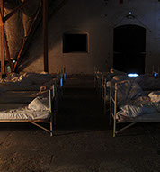 16 performer have been sleeping. 16 freiwillige Performerinnen/Performer schlafen 4 Stunden lang bei der OSTRALE´014.