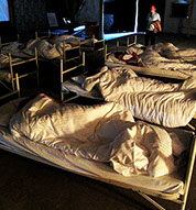 16 performer have been sleeping. 16 freiwillige Performerinnen/Performer schlafen 4 Stunden lang bei der OSTRALE´014.