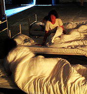 16 performer have been sleeping. 16 freiwillige Performerinnen/Performer schlafen 4 Stunden lang bei der OSTRALE´014.