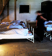 16 performer have been sleeping. 16 freiwillige Performerinnen/Performer schlafen 4 Stunden lang bei der OSTRALE´014.