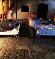 16 performer have been sleeping. 16 freiwillige Performerinnen/Performer schlafen 4 Stunden lang bei der OSTRALE´014.